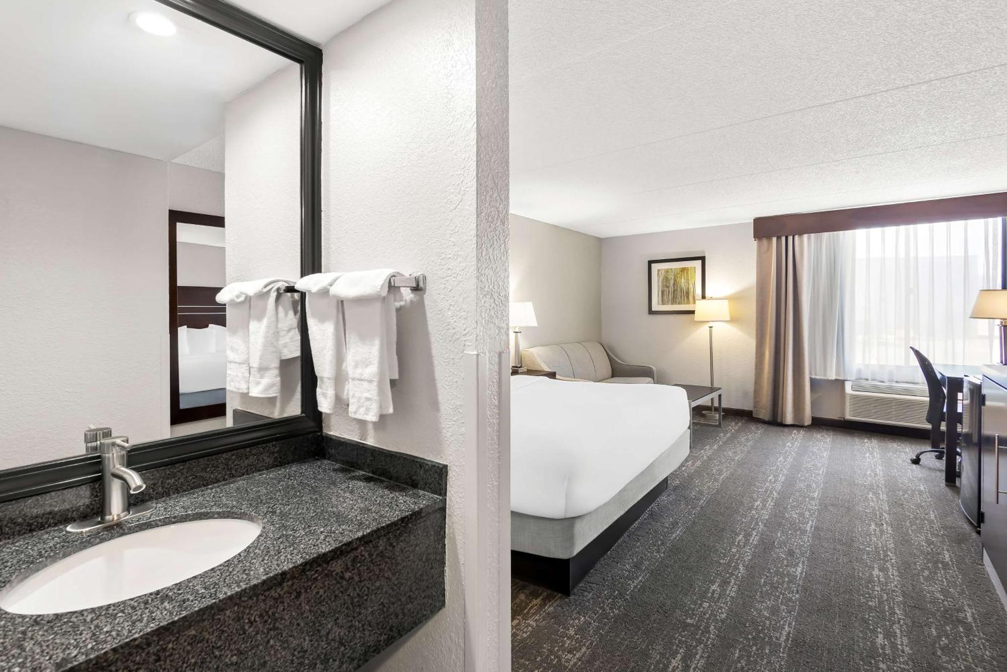 Western Luxbury Wayne 3* Fort Wayne