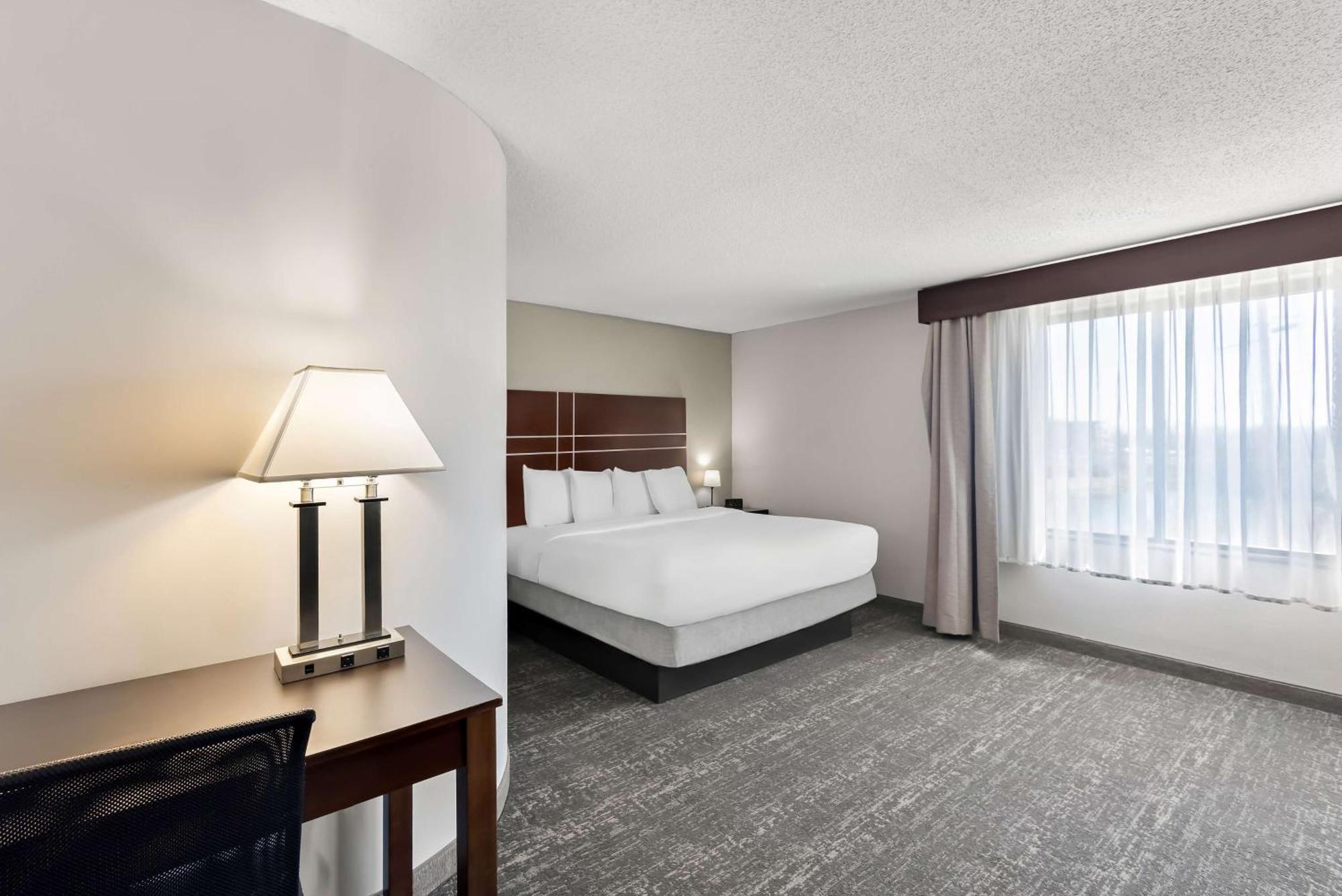 Western Luxbury Wayne 3* Fort Wayne